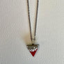 Collier triangle rouge par La voleuse de triangles