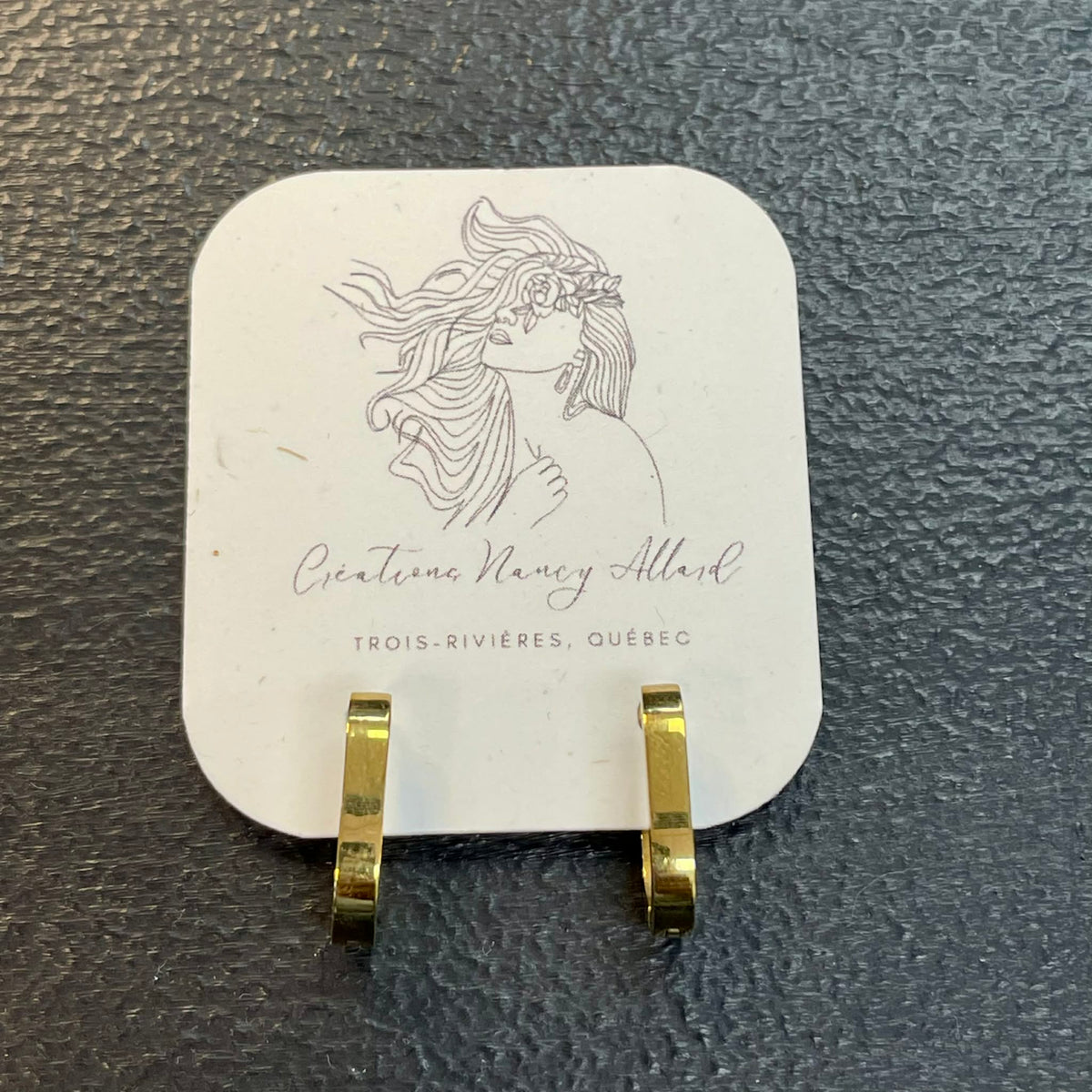 Boucles d'oreilles anneaux clic ovales dorés #1 par Nancy Allard