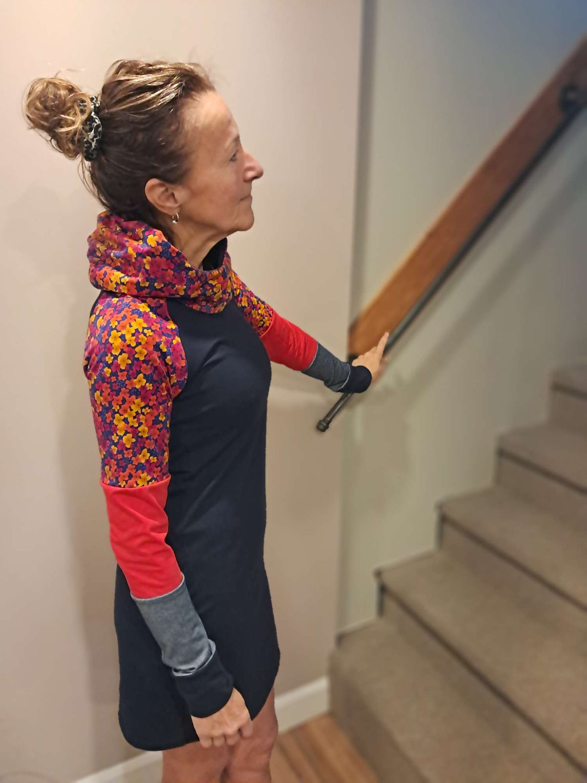 Robe patchwork fleuri rouge à capuchon de APRT