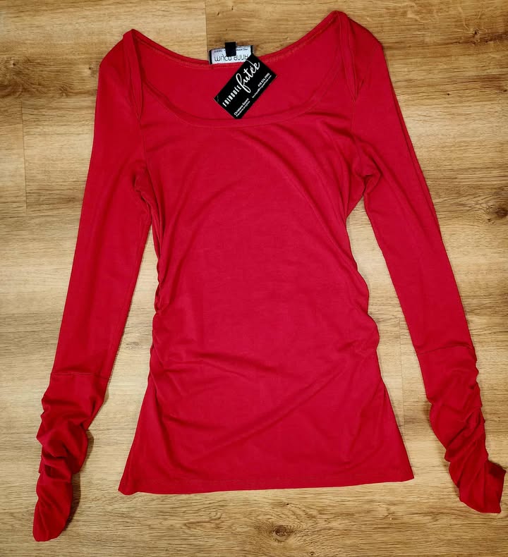 Chandail basic rouge medium par Myco Anna
