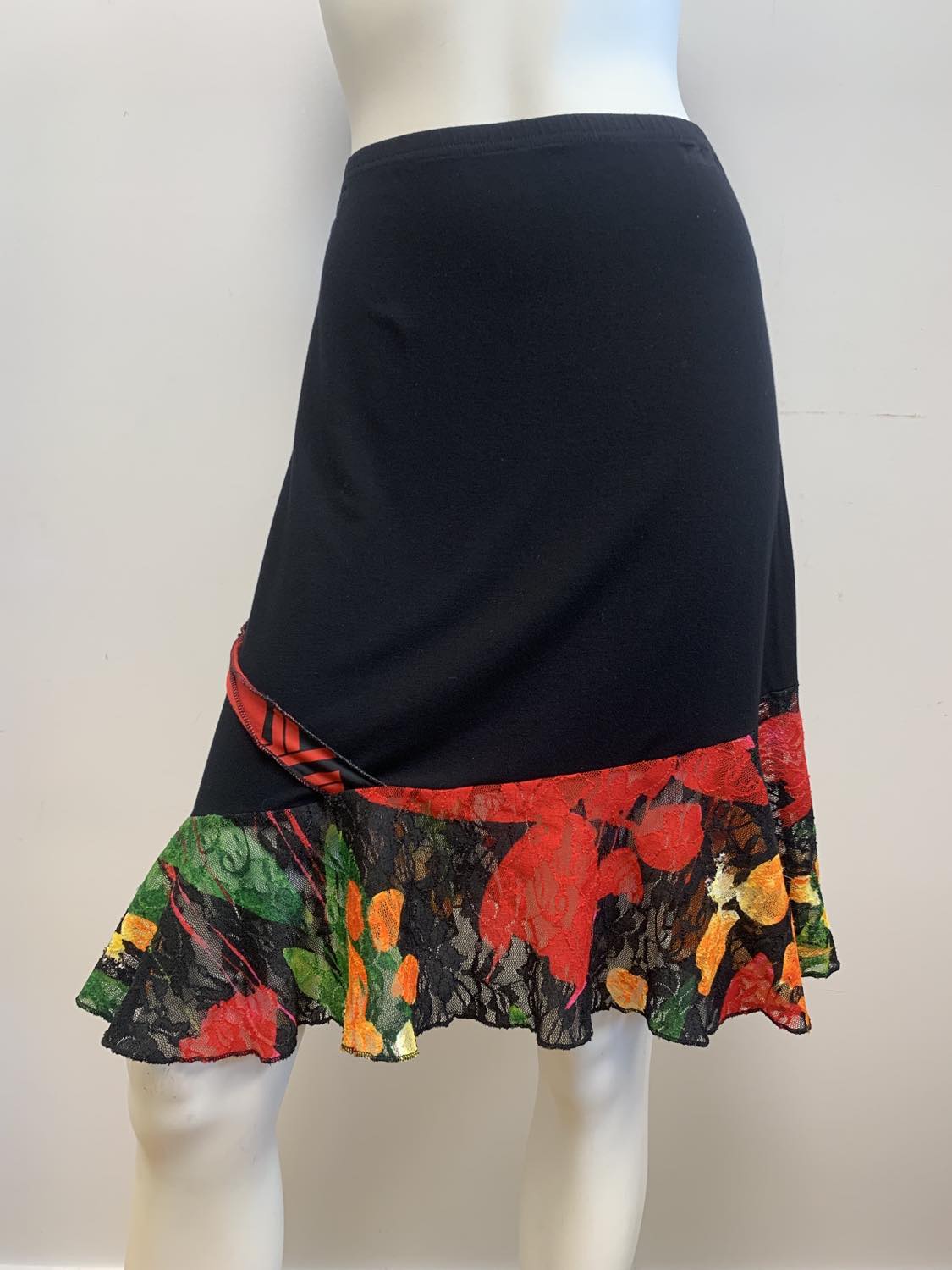 Jupe noire volant rouge vert Medium par Myco Anna_LE