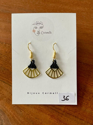Boucles d'oreilles éventails en perles de verre noir #28 par Carmelle
