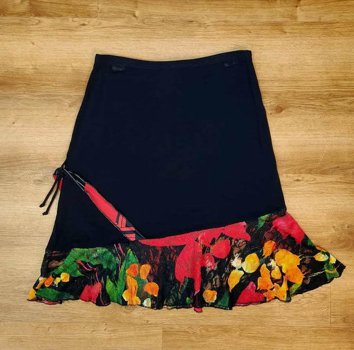 Jupe noire volant rouge vert medium par Myco Anna