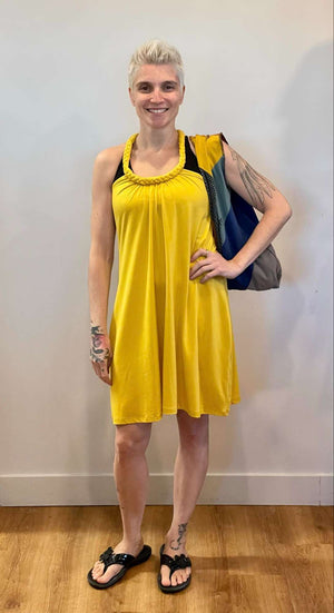 Robe col torsadé jaune par 21 Tara