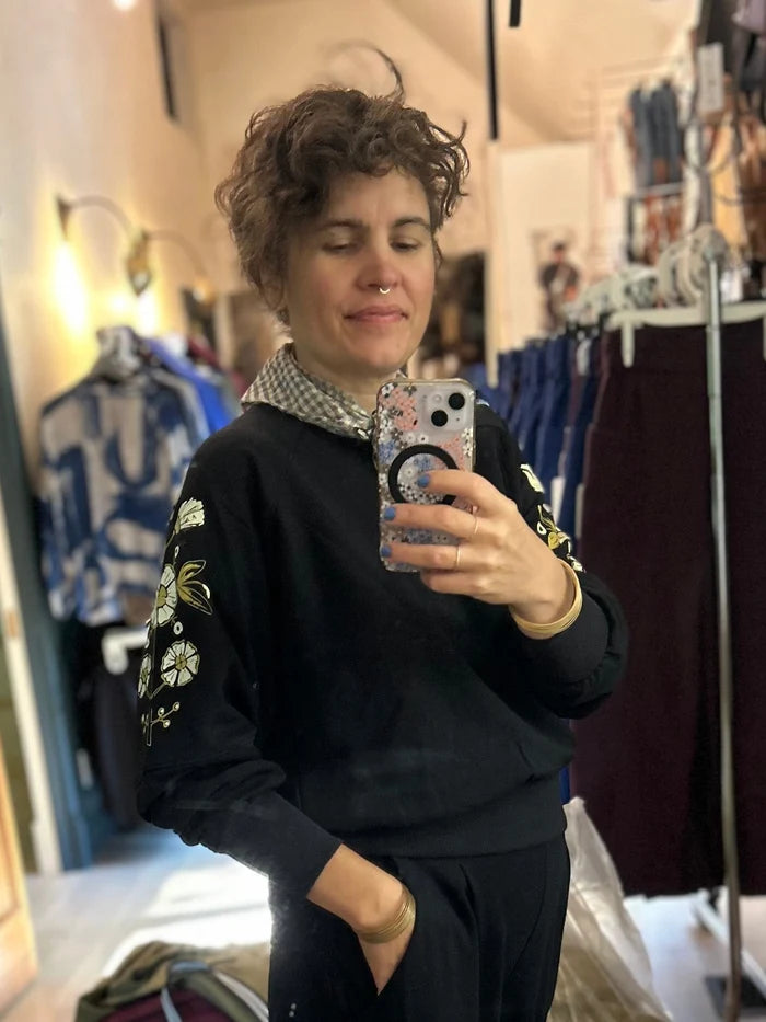 Crewneck Acacia noir fleurs de Kazak