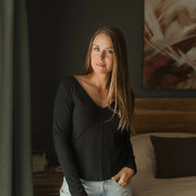 Chandail V neck plongeant noir de Louve