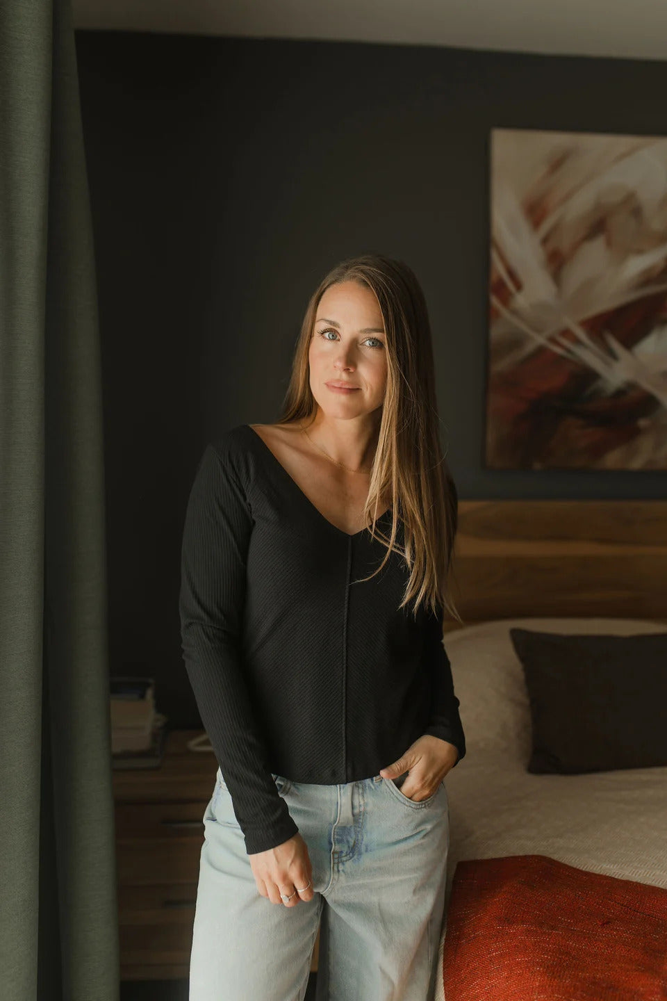 Chandail V neck plongeant noir de Louve