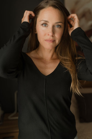 Chandail V neck plongeant noir de Louve