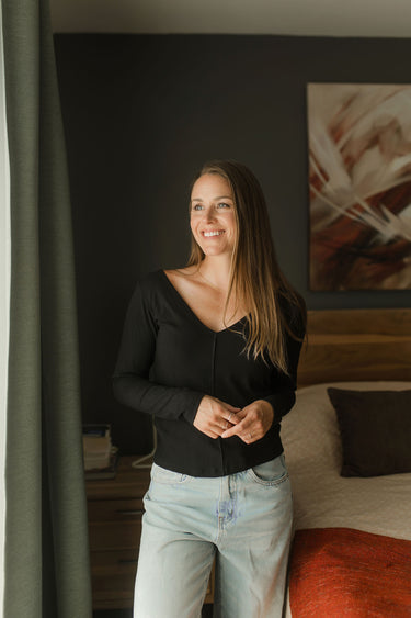 Chandail V neck plongeant noir de Louve
