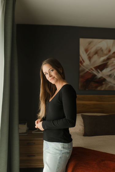 Chandail V neck plongeant noir de Louve