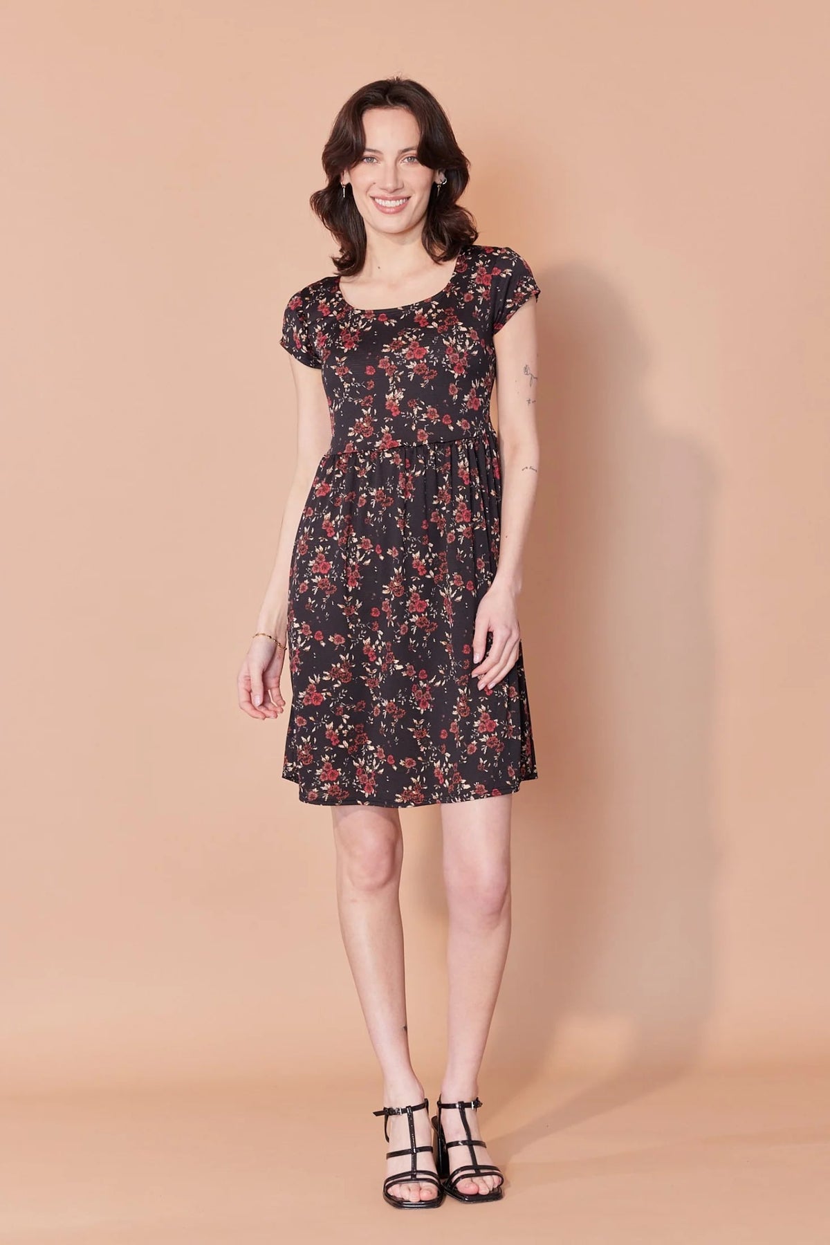 Robe Marie-Antoinette fleuri noir et rouge par Cherry Bobin