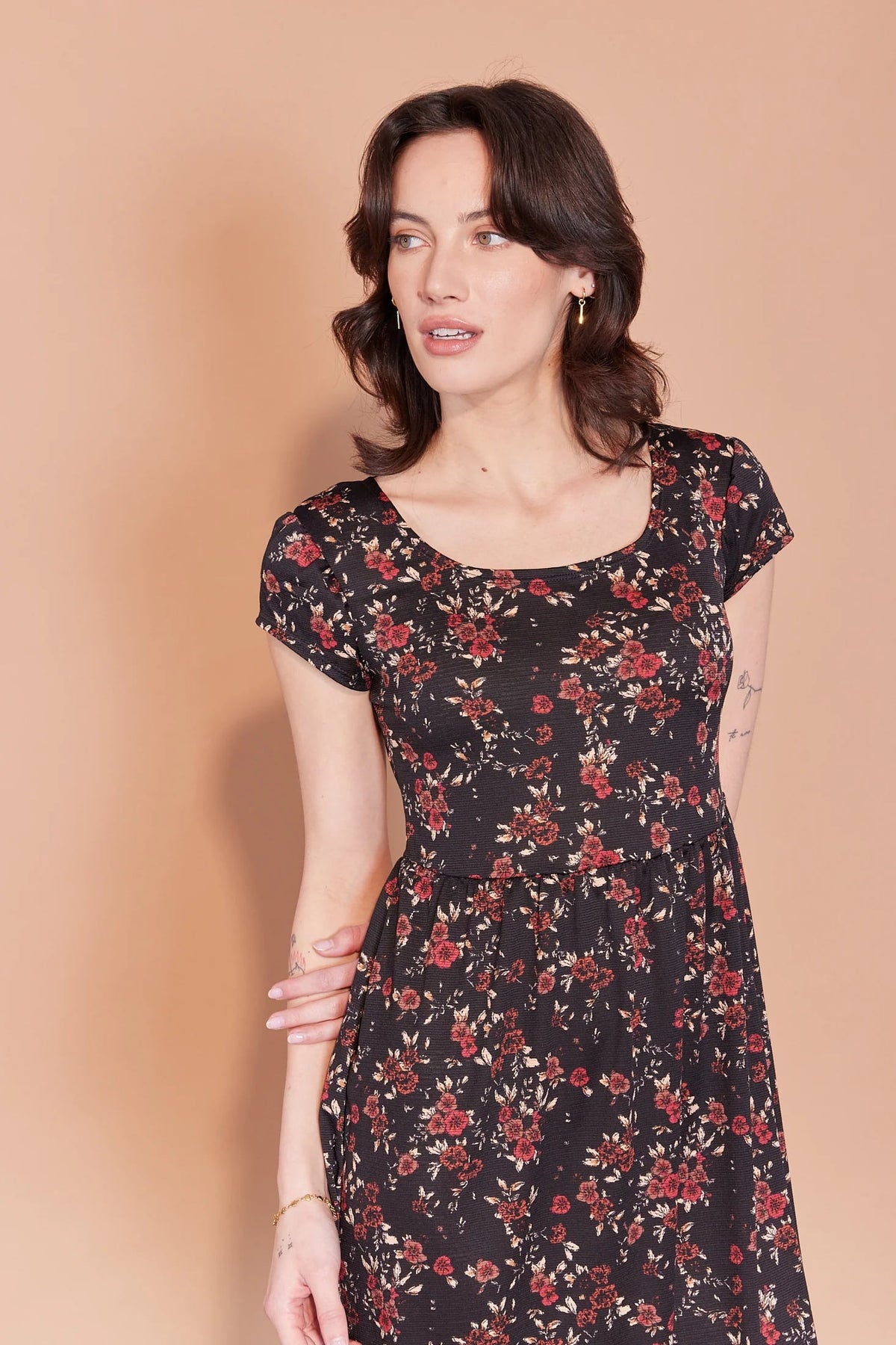Robe Marie-Antoinette fleuri noir et rouge par Cherry Bobin