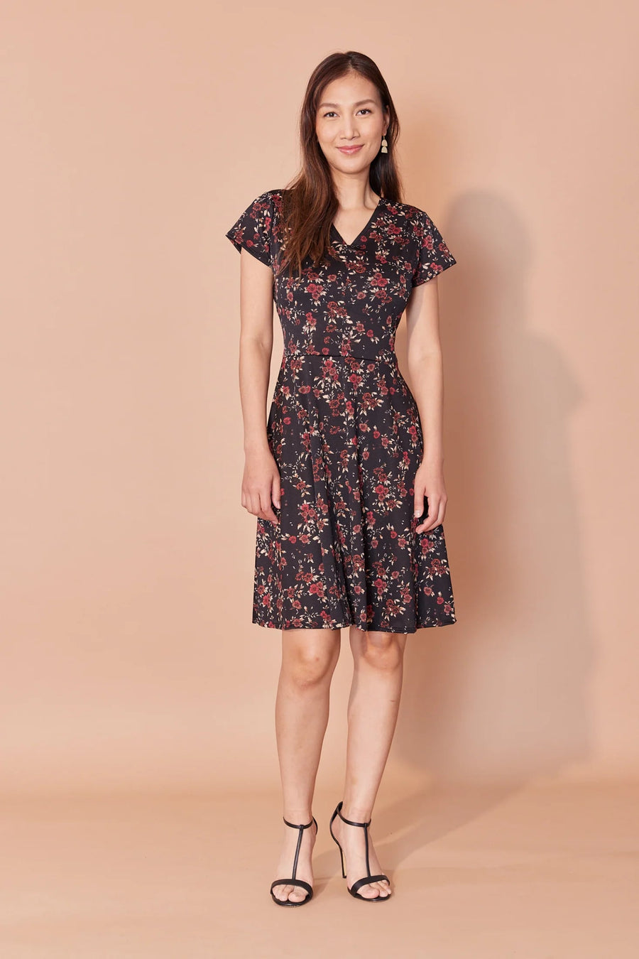 Robe Éléonore fleuri rouge fond noir par Cherry Bobin