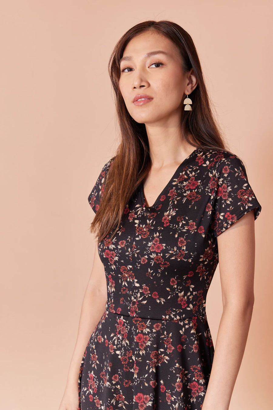 Robe Éléonore fleuri rouge fond noir par Cherry Bobin