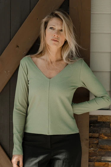 Chandail V neck plongeant sauge de Louve