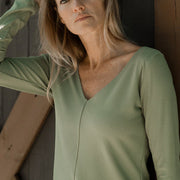 Chandail V neck plongeant sauge de Louve