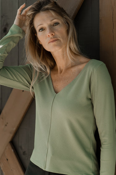 Chandail V neck plongeant sauge de Louve