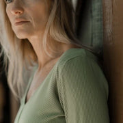 Chandail V neck plongeant sauge de Louve