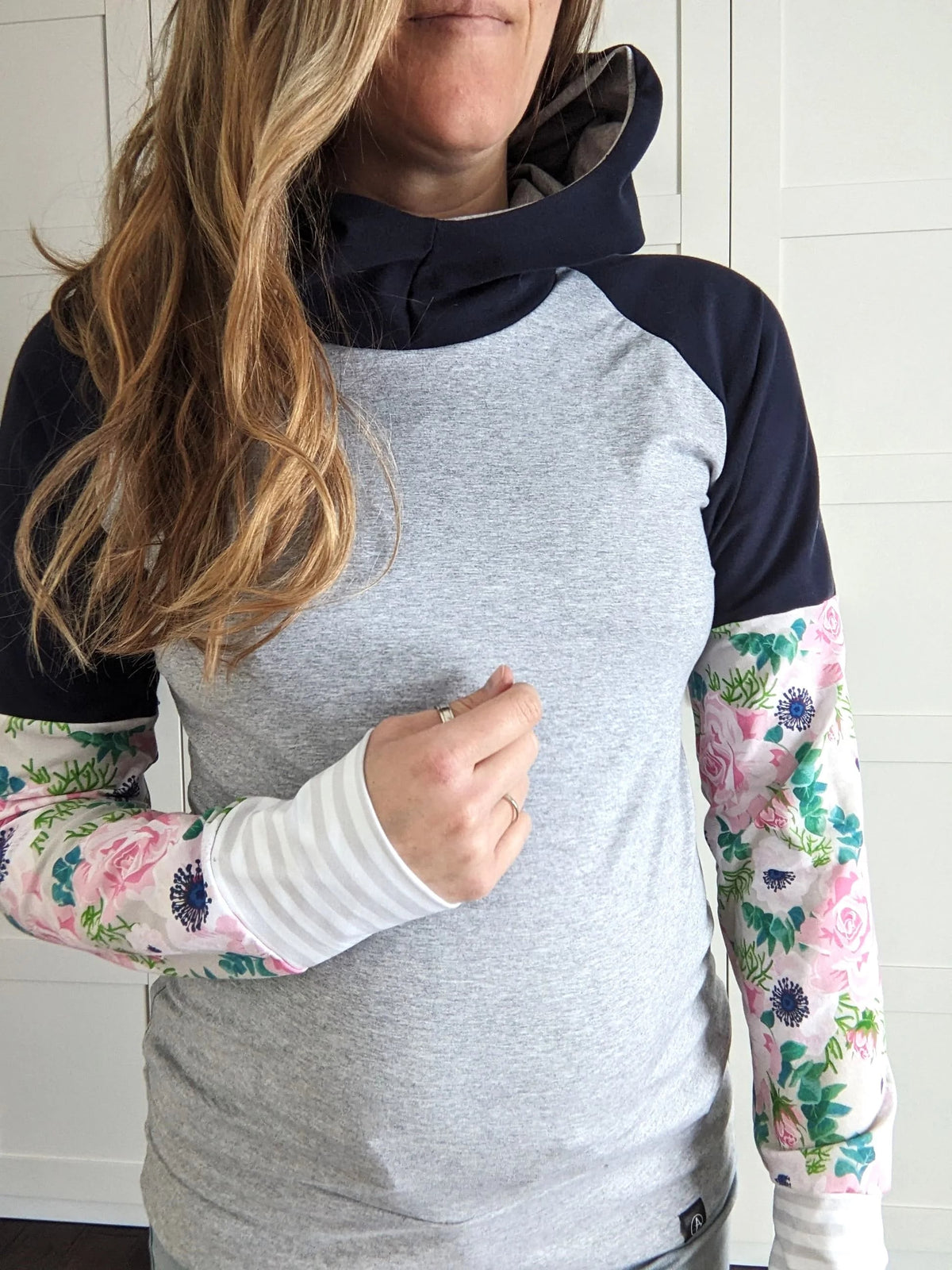 Chandail hoodie fleurs pastel de APRT