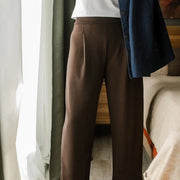 Pantalon à plis Scuba brun foncé de Louve