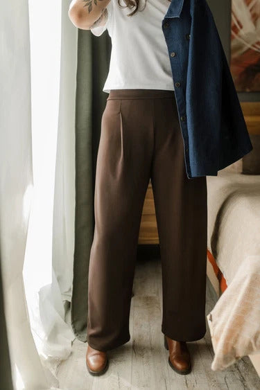 Pantalon à plis Scuba brun foncé de Louve