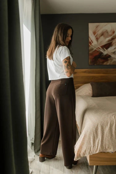 Pantalon à plis Scuba brun foncé de Louve
