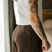 Pantalon à plis Scuba brun foncé de Louve