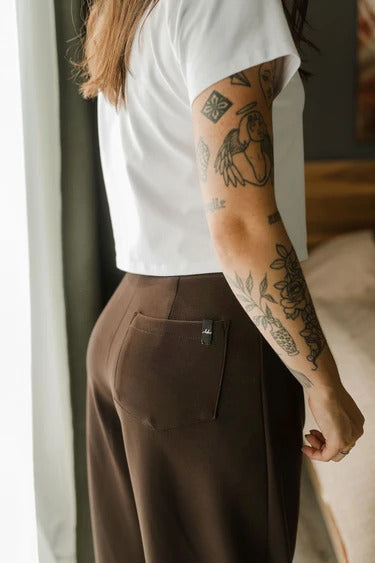 Pantalon à plis Scuba brun foncé de Louve