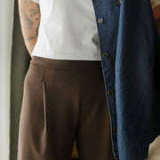 Pantalon à plis Scuba brun foncé de Louve