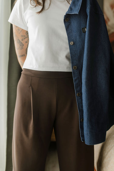 Pantalon à plis Scuba brun foncé de Louve