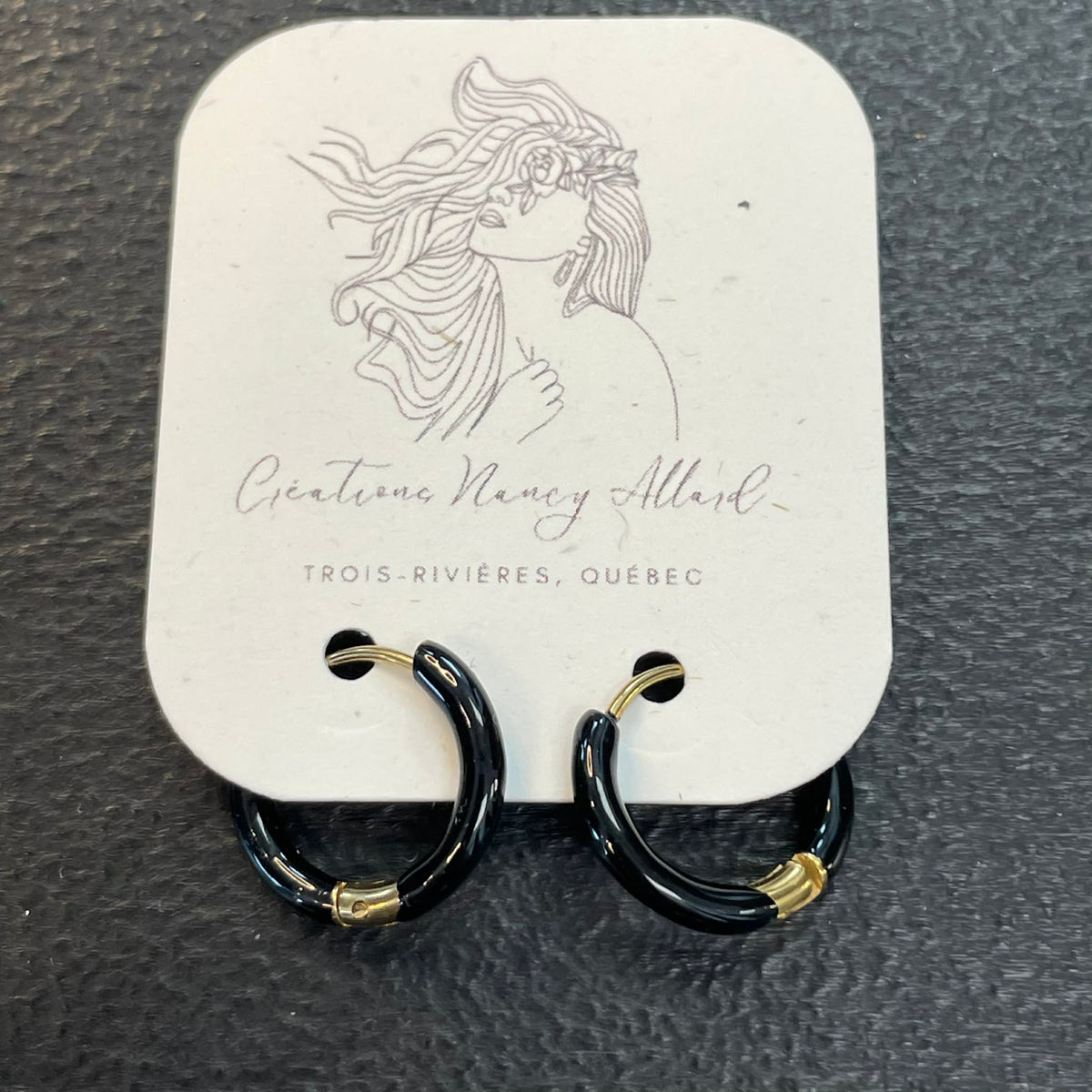 Boucles d'oreilles anneaux clic noir par Nancy Allard
