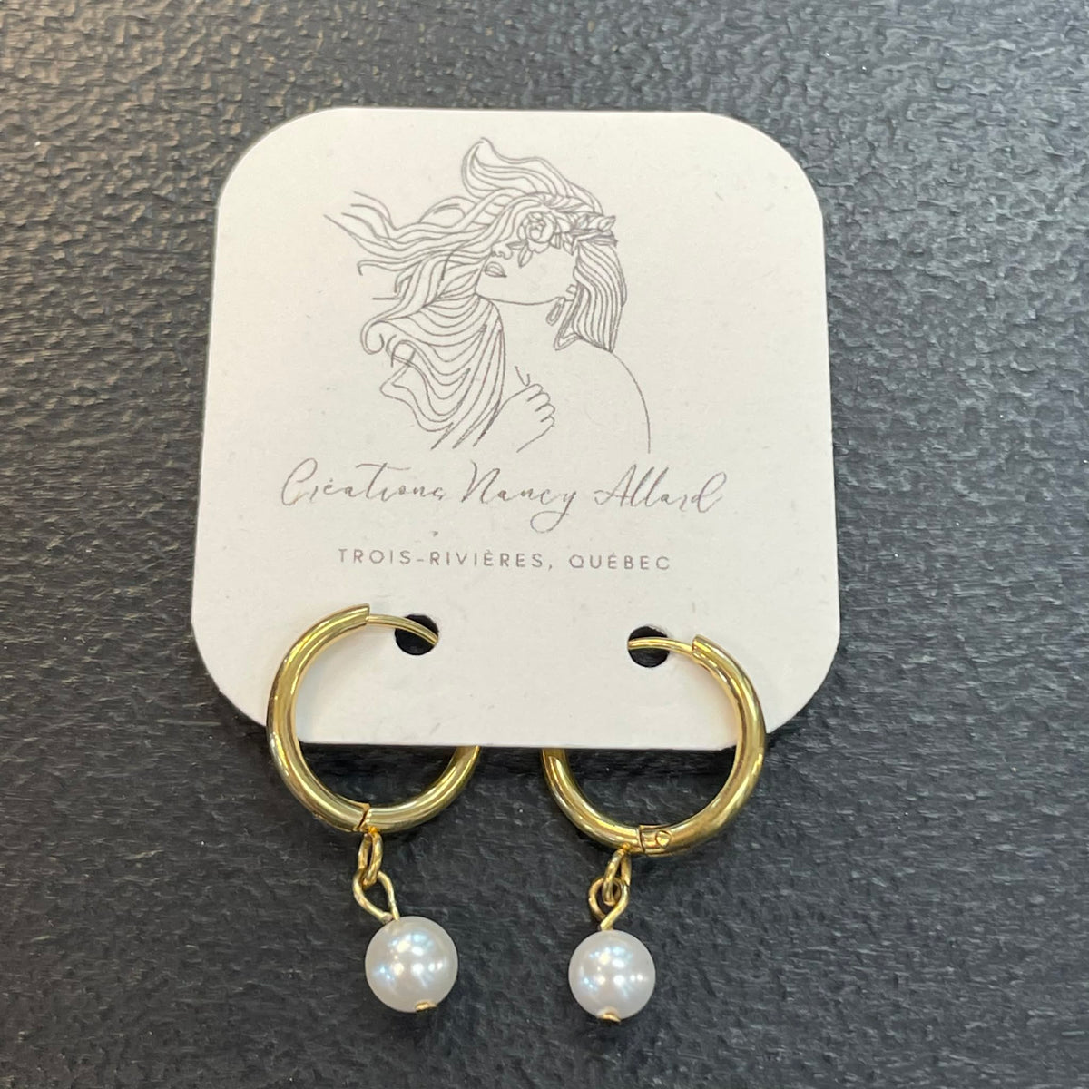 Boucles d'oreilles anneaux clic dorés avec perles #1 par Nancy Allard