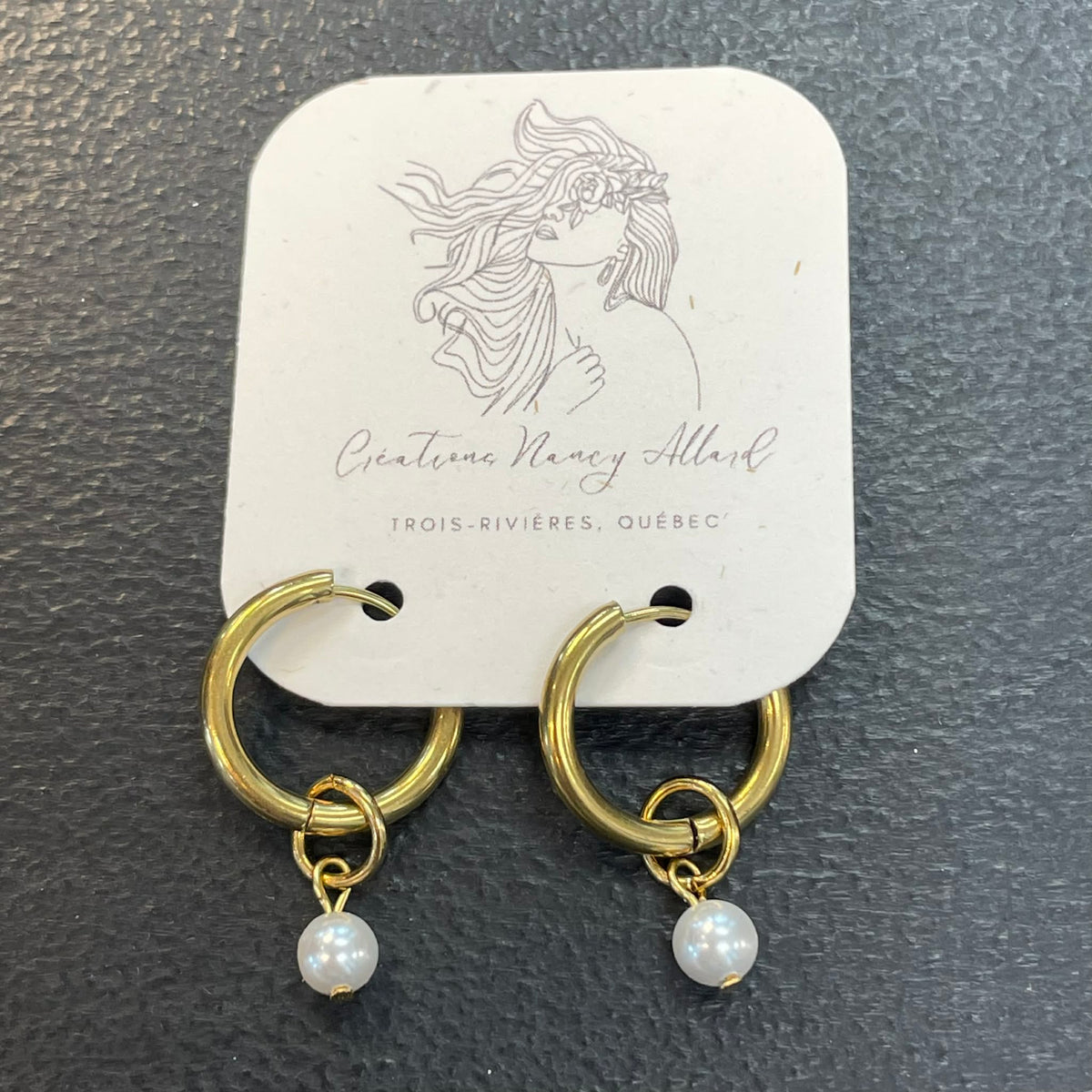 Boucles d'oreilles anneaux clic dorés avec perles #2 par Nancy Allard