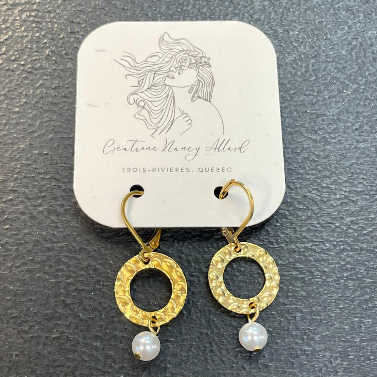 Boucles d'oreilles pendentifs anneaux dorés avec perles par Nancy Allard