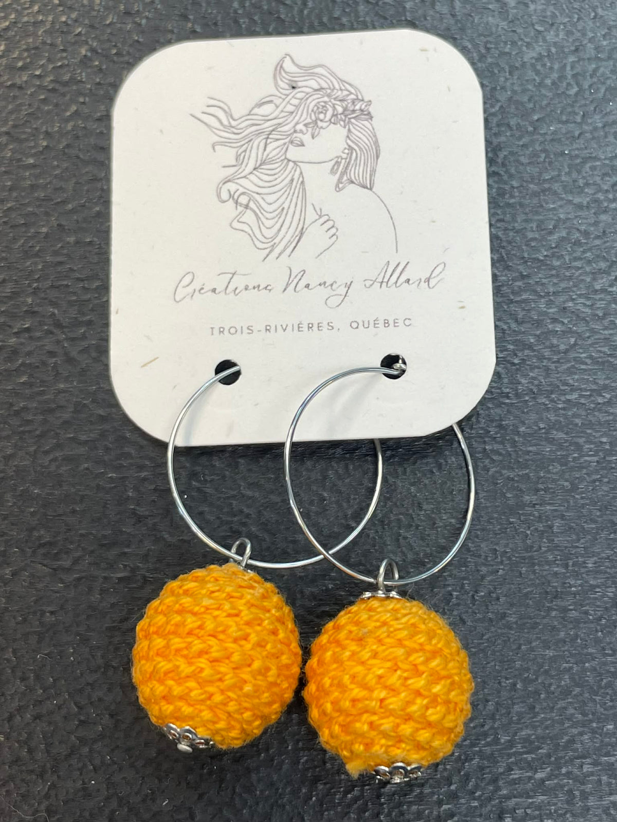 Boucles d'oreilles boules de coton jaune orangé par Nancy Allard
