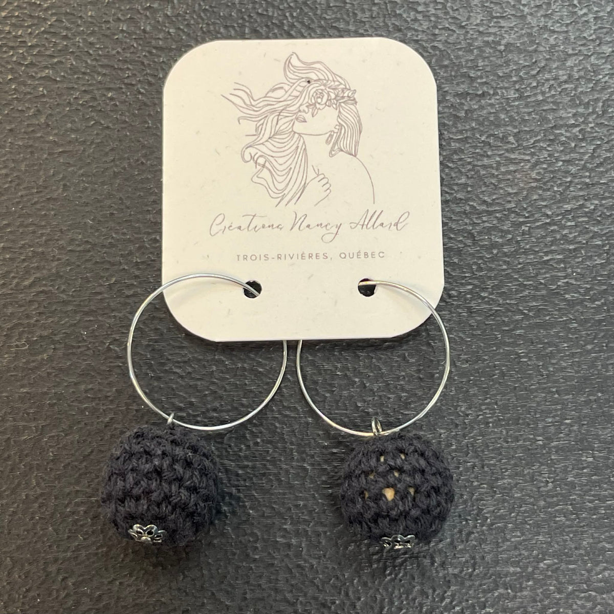 Boucles d'oreilles boules de coton noir par Nancy Allard