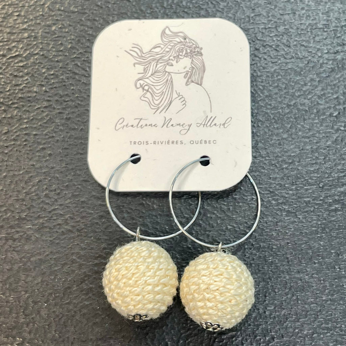 Boucles d'oreilles boules de coton crème par Nancy Allard