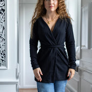 Cardigan à cordes noir de Louve