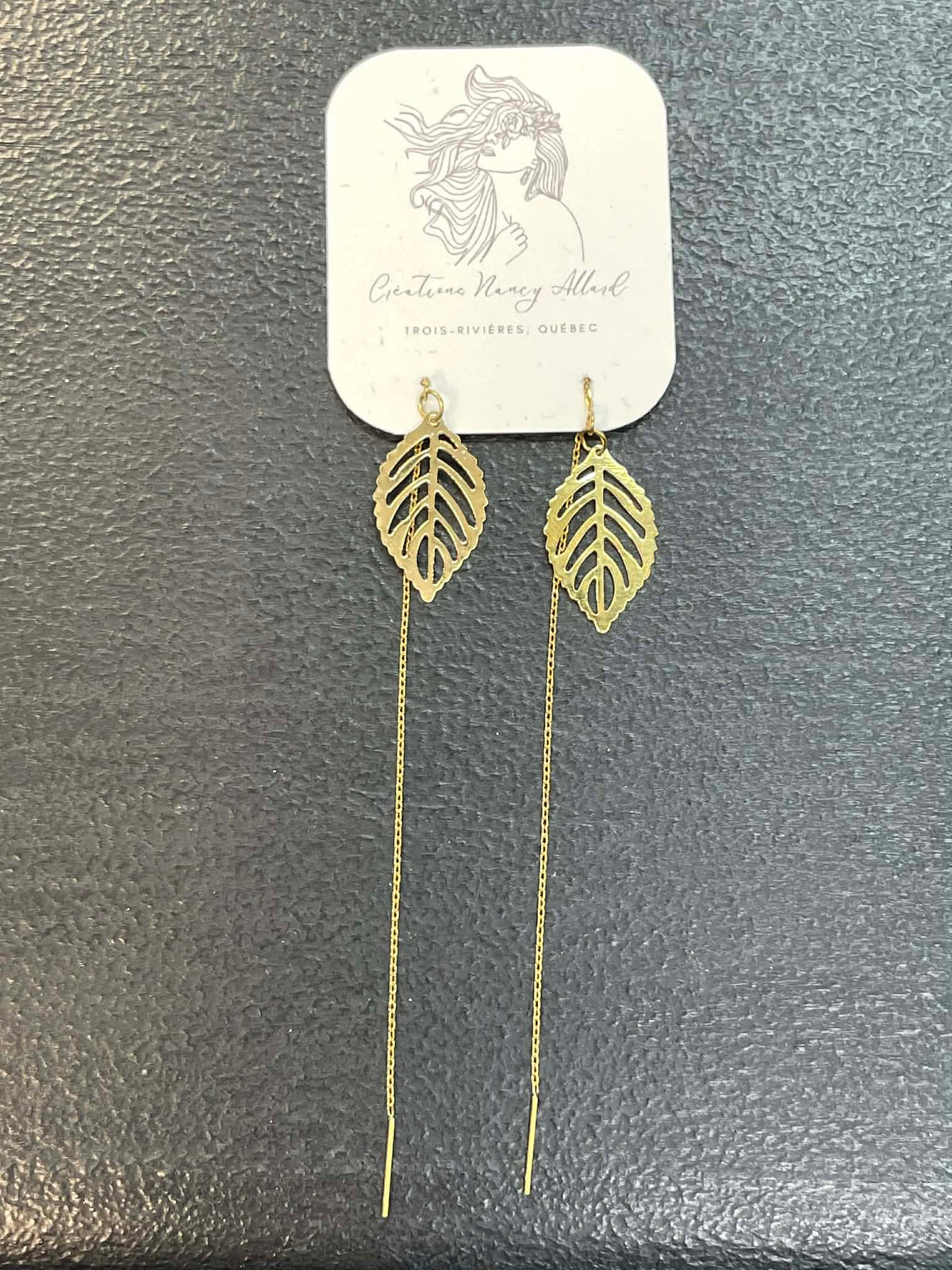 Boucles d'oreilles chainette grandes feuilles par Nancy Allard