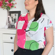 Chemisier cool abstrait blanc rose vert par Cherry Bobin