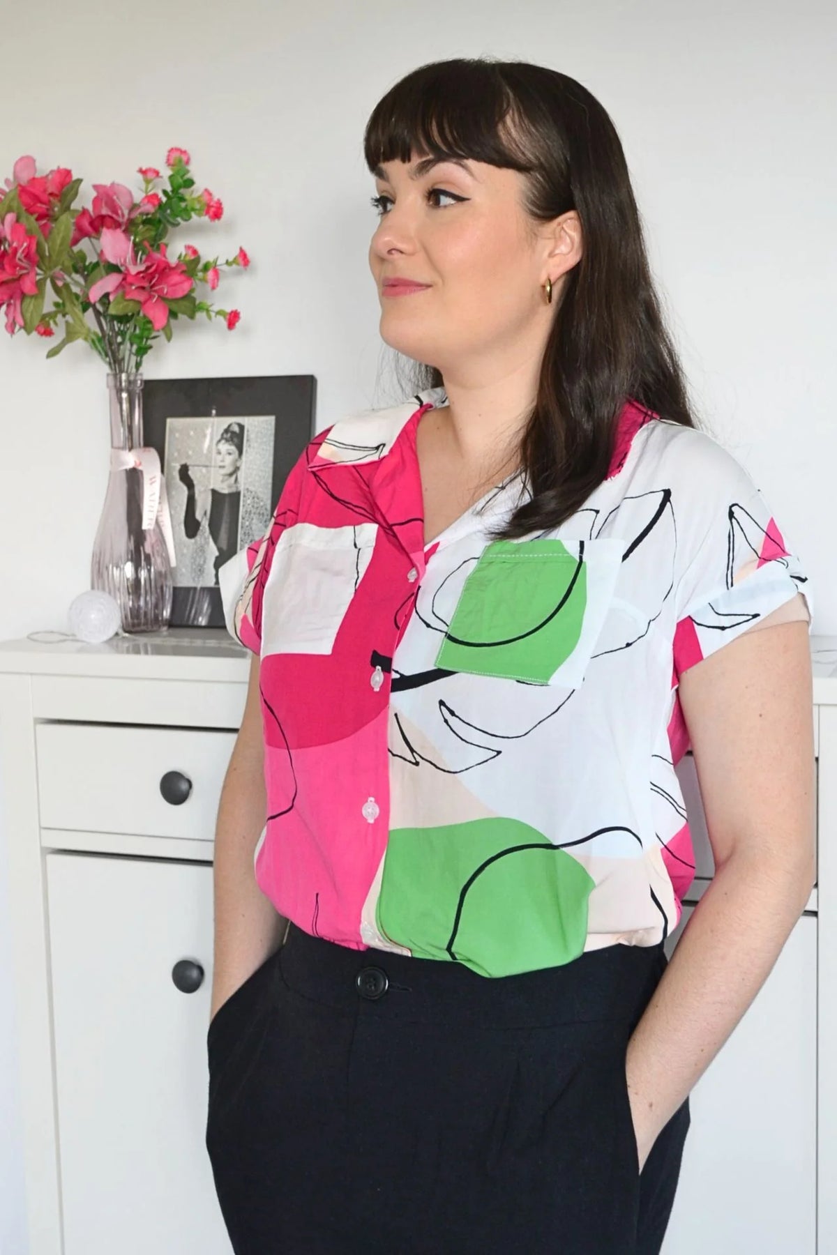 Chemisier cool abstrait blanc rose vert par Cherry Bobin