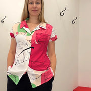 Chemisier cool abstrait blanc rose vert par Cherry Bobin