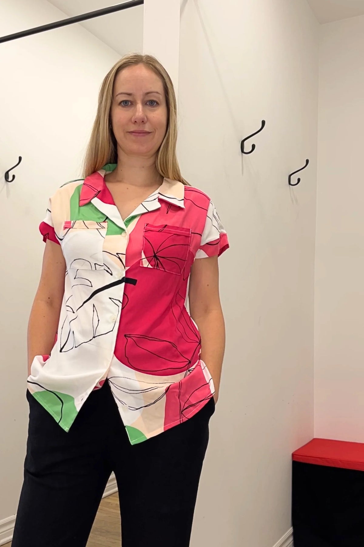 Chemisier cool abstrait blanc rose vert par Cherry Bobin