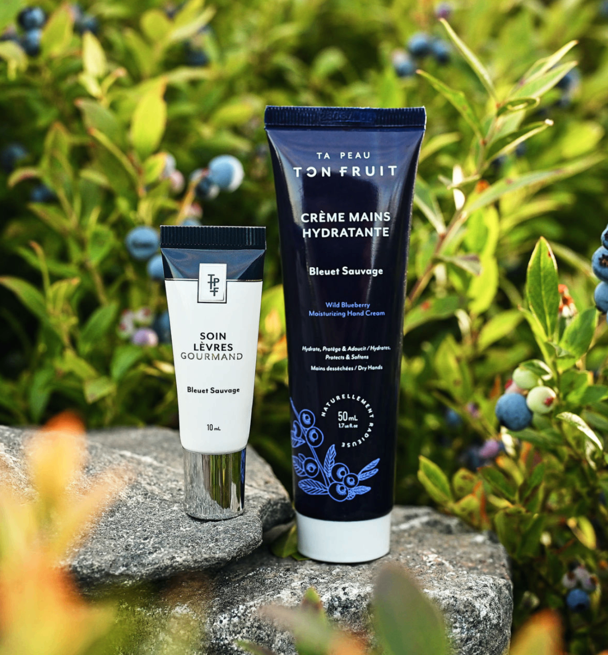 Duo lèvres et mains bleuets sauvages Ta peau ton fruit