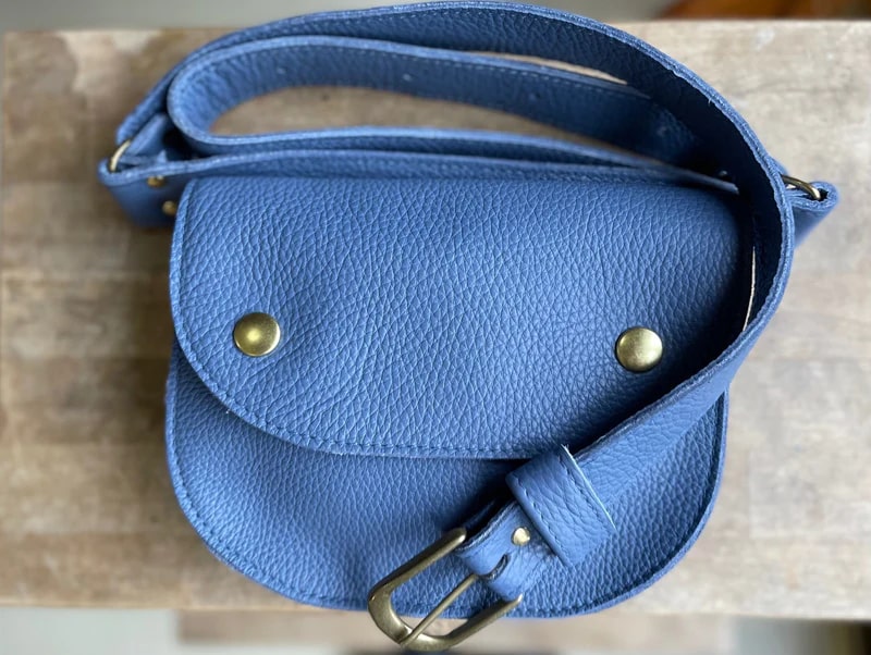 Pochette Amaru bleu lavande de Kazak