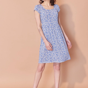 Robe Marie-Antoinette fleuri bleu et blanc par Cherry Bobin