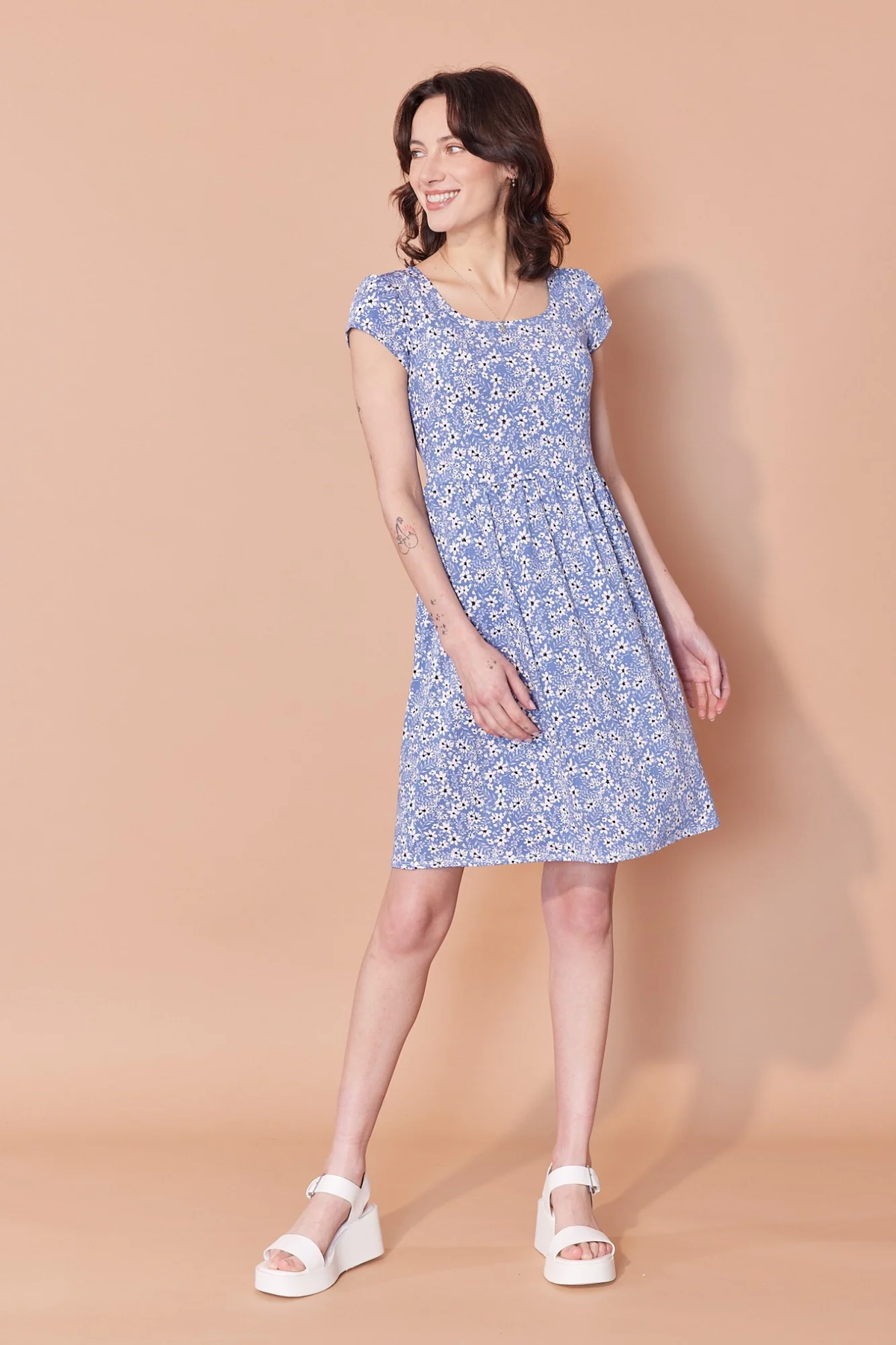 Robe Marie-Antoinette fleuri bleu et blanc par Cherry Bobin
