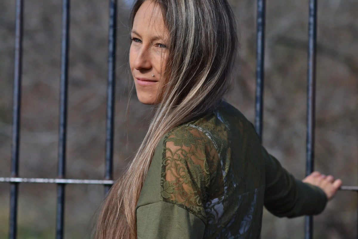 Chandail mou dentelle olive de APRT