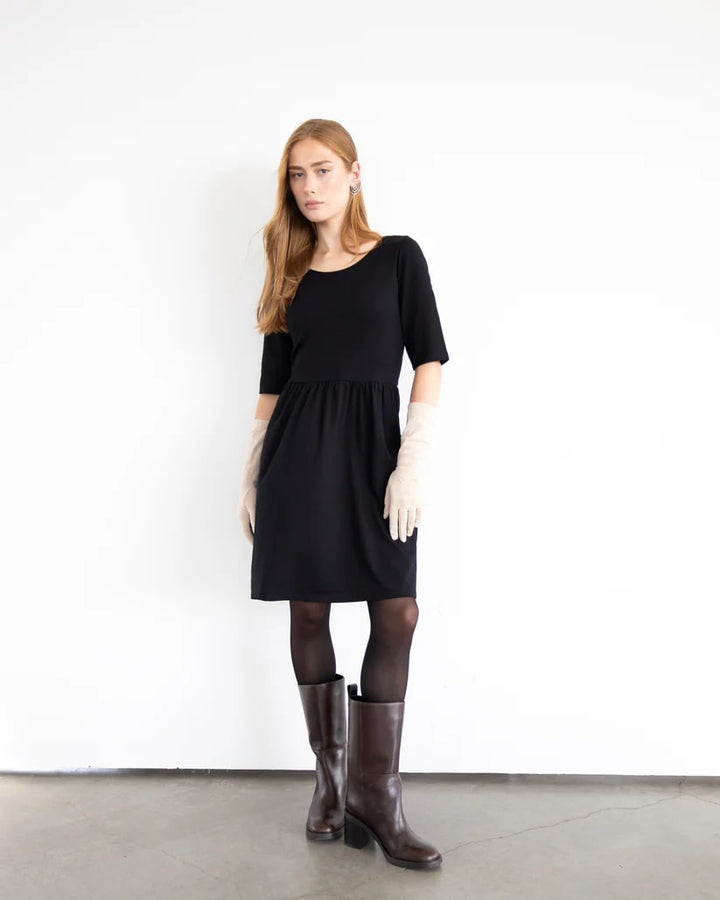Robe Smith noire par Eve Lavoie