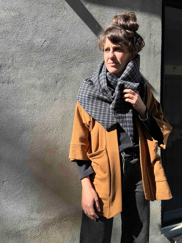 Foulard triangle tissage gris de Kazak